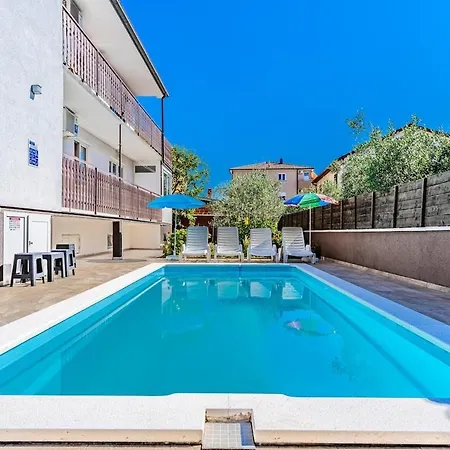 2 With Pool Апартаменти *